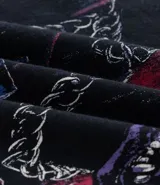 Remera negra de algodón con estampado frontal de tres perros tipo doberman con cadenas y cruces, y la palabra "FEARLESS" en la parte superior.