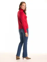 Polera tejida en hilado fino color verde oscuro, de manga larga con tajo en el puño y cuello alto.