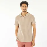 Remera polo de manga corta color beige, de punto gofrado con textura acanalada vertical.