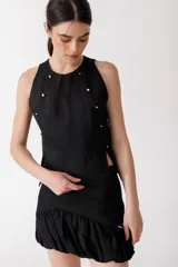 Musculosa color borgoña de lino, con cuello redondo y detalle de botones dorados en los hombros y laterales.