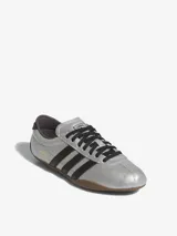 Championes Adidas Tokyo Decon plateados con detalles en negro y suela marrón.