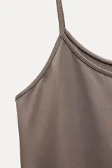 Camiseta ajustada color marrón, confeccionada en tejido con mezcla de poliamida, con escote redondo y tirantes finos.