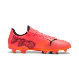 Botines de fútbol en color rosa, con detalles en negro y suela adecuada para césped.