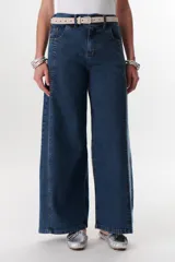 Pantalón de jean de corte recto color beige, con costuras a la vista en contraste.