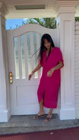 Vestido largo color fucsia con diseño drapeado y escote en V.
