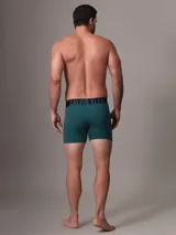 Pack de tres bóxers Calvin Klein de algodón, con cintura elástica con el logo de la marca. Incluye un bóxer negro, uno gris y uno azul petróleo.