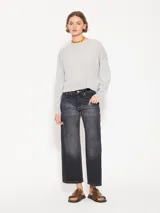 Sweater tejido suave y flojo, color crudo, con cuello redondo y mangas largas.