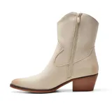 Bota texana color piel con caña media, puntera fina y taco bajo de madera. Presenta un diseño clásico con detalles de costuras y tirador lateral.