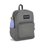 Mochila JanSport Superbreak Plus color gris, con logo de la marca en el frente, compartimento interno para laptop y bolsillo lateral para botella.