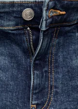 Pantalón de jean azul oscuro, tiro bajo, corte flare y cinco bolsillos.