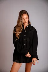 Camisa color beige de muselina con bordado en la parte delantera y manga globo con puño.