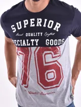 Remera blanca con estampado gráfico en el frente y franjas en las mangas, de corte regular.