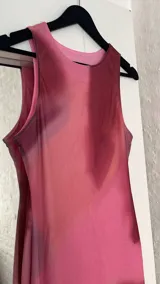 Vestido midi al cuerpo de microtul con estampado difuminado en tonos rosados.