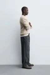 Sweater verde oscuro de punto, con cuello redondo y manga larga. Tejido en hilatura con mezcla de lana y acabados en rib.