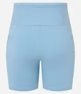 Conjunto deportivo celeste compuesto por un top con breteles anchos y detalle de malla en el escote, y un short de calce ajustado con bolsillos laterales.