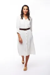 Vestido camisero blanco de poliéster con corte midi, cuello camisero, mangas largas con puños abotonados, cierre frontal con botones y cinturón marrón.