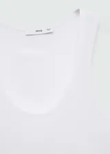 Musculosa negra de tirantes finos y escote redondo.