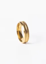 Anillo semi-fino de acero quirúrgico dorado con acabado esmerilado y diseño minimalista.