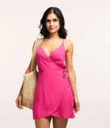 Vestido corto de viscosa color fucsia, con escote en pico delantero y trasero, breteles finos regulables y lazo lateral.