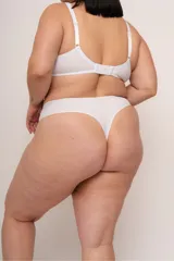 Colaless blanca de tiro alto confeccionada en lycra reforzada con fundillo de algodón.