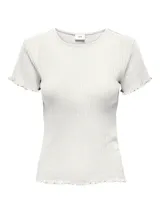 Remera blanca de punto calado con cuello redondo y mangas cortas con volados.