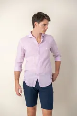 Camisa de manga larga color lila claro, confeccionada en lino 100%, con cuello Hudson y corte slim fit.