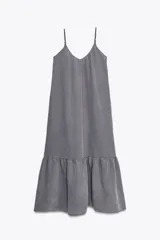 Vestido midi gris de tirantes finos y escote en V. Falda con volantes en el ruedo.