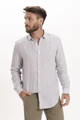 Camisa de manga larga con cuello abotonado y estampado a rayas verticales.