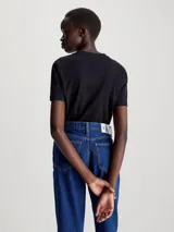 Remera negra de algodón regenerativo con cuello redondo y manga corta. Tiene el logo de Calvin Klein bordado en el pecho.