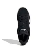 Championes urbanos Adidas Grand Court Alpha, color negro con detalles en blanco, confeccionados en cuero sintético, con las tres tiras características de la marca en los laterales y suela de goma. Inspirados en el calzado de tenis clásico.