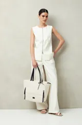 Bolso tote negro de nylon con diseño acolchado, asas largas para llevar al hombro, cierres metálicos laterales y detalle de cordón.