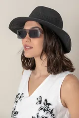 Sombrero de paja color beige con ala ancha y cinta negra decorativa.