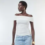 Top blanco de viscosa con escote bardot y mangas cortas.