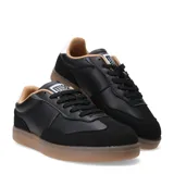 Championes urbanos negros con detalles en gamuza y suela marrón.