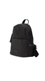 Mochila de tela color blanco con diseño capitoneado en la parte superior y textura tipo telar en la parte inferior. Tiene correas negras ajustables, asa superior y bolsillo frontal amplio. Incluye compartimento interno para iPad.