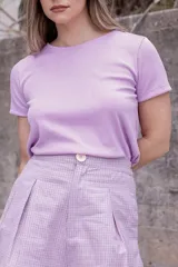 Remera color lila de viscosa con cuello redondo y mangas cortas.