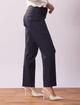 Pantalón de gabardina elastizada azul marino, marca Ruby Rd. Diseño liso con bolsillos simulados en la parte delantera y bolsillos aplicados en la parte trasera.