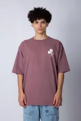 Remera color lila de corte oversize con cuello redondo y mangas cortas. Presenta un estampado pequeño de Mickey Mouse en el frente.