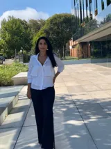 Pantalón de jean azul marino de tiro alto, corte acampanado (flare) y largo al tobillo.