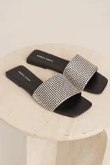 Sandalias negras con base cuadrada y tira ancha cubierta de strass.