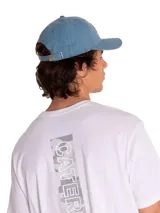 Gorro de gabardina azul con logo CAT bordado en negro en el frente.