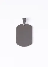 Dije rectangular de acero quirúrgico plateado, con bordes redondeados y pasante superior.