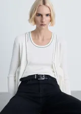 Musculosa verde oscuro de punto canalé con ribetes en contraste.