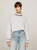Sweater gris claro de lana y cachemira, con cuello perkins a rayas horizontales en azul marino, rojo y blanco.