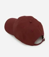 Gorra de sarga color borgoña con bordado de corazón en el frente y la palabra "love" en el lateral.