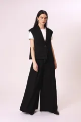 Chaleco negro con solapas, sin mangas y corte recto.