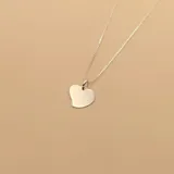 Conjunto de collar y dije de corazón en plata 925. El collar tiene una cadena de eslabones finos y el dije de corazón es liso y pulido.