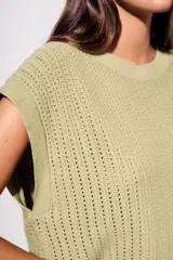 Chaleco de punto color beige con lurex, de corte recto y mangas cortas. Tejido calado con pequeños agujeros.