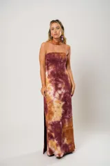 Vestido largo marrón con estampado batik, escote recto, tajo lateral y lazo para atar al cuello.