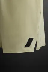 Shorts deportivos color gris oscuro confeccionados en tejido técnico ligero y elástico con forro interior, cintura elástica ajustable con cordón, bolsillos laterales, bolsillo de seguridad en espalda con cierre de cremallera, bajo con aberturas laterales y detalle de logo estampado en pernera.